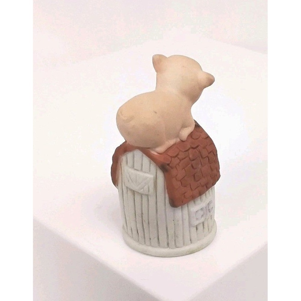 Vintage Enesco Ceramic Bisque Pig On A Barn Thimble Collectible - Picture 2 of 3